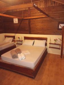 1 dormitorio con 1 cama con toallas en Chalé Ebenézer, en Eldorado