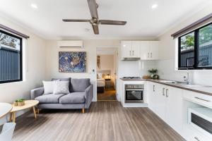 uma cozinha e sala de estar com um sofá e uma mesa em Tasman Holiday Parks - Geelong em Geelong