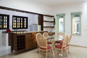 Nhà bếp/bếp nhỏ tại MAISON PARTY GUARUJÁ, PRAIA PISCINA SINUCA CHURRASQUEIRA HIDROMASSAGEM