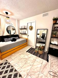 1 dormitorio con cama y espejo. en Beach Oasis 601 Gorgeous Ocean front Ocean view for 10 sleeps up to 14, en Daytona Beach