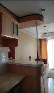 uma cozinha com bancada num quarto em Apartemen Skylounge Makassar em Manda