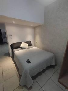 1 dormitorio con 1 cama grande en una habitación en Hospedaje con Jacqueline en Boca del Río