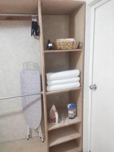 a closet with a shelf with towels and towels at Hospedaje con Jacqueline in Boca del Río