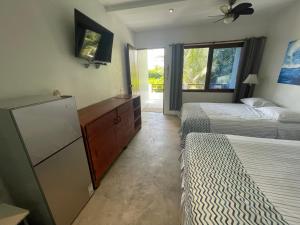 um quarto com 2 camas e uma cómoda e uma cómoda em MAR Y PALMA PLAYA PAREDON em El Paredón Buena Vista