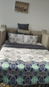 Una cama con edredón en un dormitorio en Peaceful and Relaxing Home in Guatemala City, en Guatemala