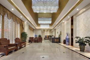 un gran vestíbulo con una gran lámpara de araña y un vestíbulo sidx sidx sidx sidx sidx sidx en Honglilai Hotel, en Bao'an