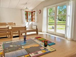 una sala de estar con una mesa y un periódico en el suelo en Holiday home Aakirkeby VI en Vester Sømarken