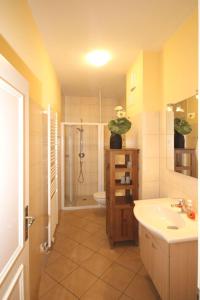 キュールングスボルンにあるDuenenschloss-Haus-1-Wohnung-6-389のバスルーム(シャワー、洗面台、トイレ付)