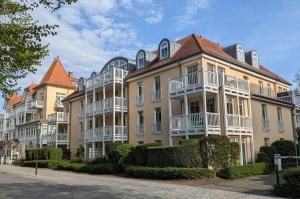 キュールングスボルンにあるDuenenschloss-Haus-1-Wohnung-6-389の白いバルコニー付きの大きな建物