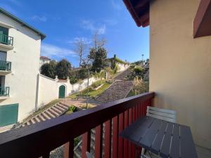 a balcony with a bench and stairs in a building at Appartement Saint-Jean-de-Luz, 1 pièce, 4 personnes - FR-1-239-576 in Saint-Jean-de-Luz