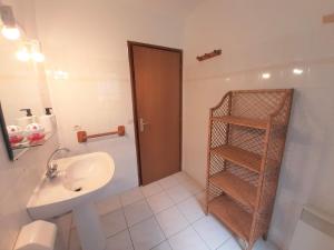 łazienka z umywalką, toaletą i półką w obiekcie Maison familiale avec jardin, près de l'océan dans un quartier calme - FR-1-239-820 w mieście Labenne +28 zdjęć