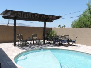 哈瓦苏湖城Sunny Ridge Elegance的带游泳池、桌椅的露台