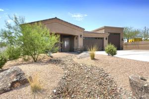 哈瓦苏湖城Sunny Ridge Elegance的一栋前面有车道的房子