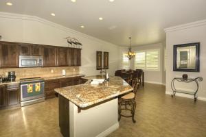 哈瓦苏湖城Sunny Ridge Elegance的中间有一个岛的大厨房