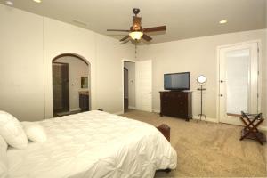 哈瓦苏湖城Sunny Ridge Elegance的一间卧室，里面有一张床和一个吊扇