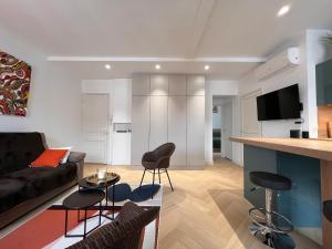 un salon avec un canapé et une table dans l'établissement Appartement lumineux 3 pièces près des Halles et de la plage, wifi, clim, parkings proches - FR-1-239-910, à Saint-Jean-de-Luz