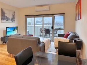 TV a/nebo společenská místnost v ubytování The Landings Parnell
