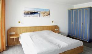ein Schlafzimmer mit einem Bett und einem Wandgemälde in der Unterkunft Yachthafenresidenz - Wohnung 9304 / 888 in Kühlungsborn