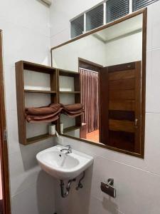 Ένα μπάνιο στο Baan Laanta@Lanta +34 φωτογραφίες