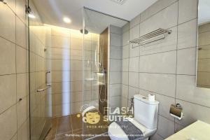 雲頂高原的住宿－Premium Suites D'lement At Genting Highlands，一间带卫生间和玻璃淋浴间的浴室