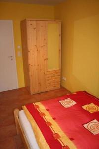 キュールングスボルンにあるBuesumer-Ring-Ostsee-traum-476のベッドルーム1室(赤い毛布付きのベッド1台付)
