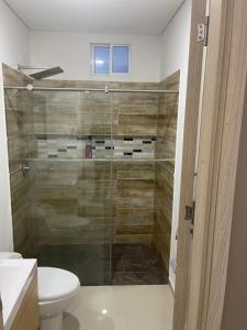 a bathroom with a glass shower with a toilet at apartamento en el sur de Cali in Cali