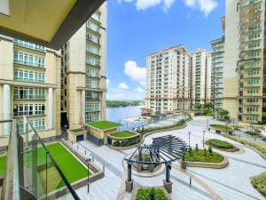 een appartementencomplex met uitzicht op een rivier en gebouwen bij Kuching Riverine Resort in Kuching