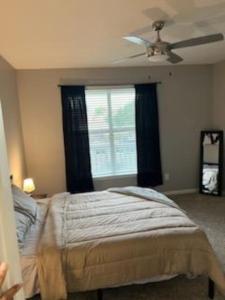 - une chambre avec un lit et un ventilateur de plafond dans l'établissement Parkside at Avalon Park, à Orlando
