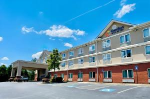 une vue de devant d'un hôtel avec un parking dans l'établissement Comfort Inn & Suites Augusta Fort Eisenhower Area, à Augusta