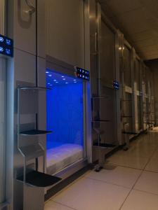 una camera con una porta blu in un edificio di Izzzleep Aeropuerto Terminal 1 a Città del Messico