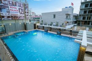 una vista aérea de una gran piscina en un edificio en Royal Palace Beach Resort, en Mandarmani