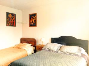 Wanacauri hill في كوينكا: غرفة نوم بسريرين وصورتين على الحائط