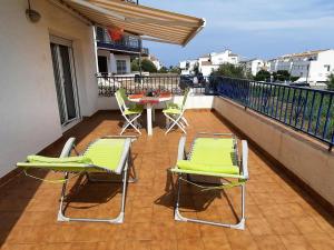 2 chaises et une table sur un balcon dans l'établissement Apartamento Llançà, 2 dormitorios, 5 personas - ES-170-44, à Llançà