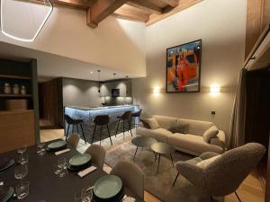 a living room with a couch and a table with chairs at Méribel Mottaret - Appartement 3 chambres, 6 pers, parking, terrasse, skis aux pieds - FR-1-613-105 in Les Allues +12 photos