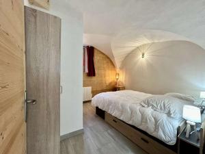 a bedroom with a large bed in a room at Appartement Le Monêtier-les-Bains, 3 pièces, 4 personnes - FR-1-330F-222 in Le Monêtier-les-Bains