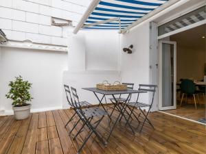 a room with a table and chairs on a wooden floor at Villa face à la mer avec terrasse privative, confort moderne, Wi-Fi gratuit à Saint-Nazaire - FR-1-306-1260 in Saint-Nazaire +8 photos