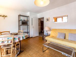 拉克呂薩的住宿－Appartement La Clusaz, 3 pièces, 4 personnes - FR-1-459-221，客厅配有沙发和桌子