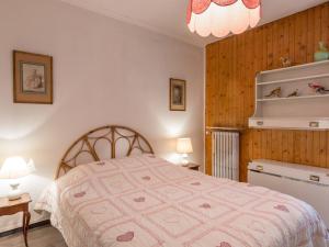 a bedroom with a bed with a pink blanket at Appartement La Clusaz, 3 pièces, 4 personnes - FR-1-459-221 in La Clusaz