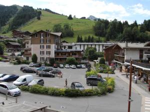 una ciudad con coches estacionados en un estacionamiento en Appartement La Clusaz, 3 pièces, 4 personnes - FR-1-459-221, en La Clusaz