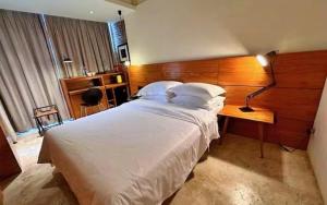מיטה או מיטות בחדר ב-Zhuhai Bei Shan Ju Art Hotel