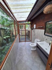 La salle de bains est pourvue d'une baignoire, de toilettes et d'un lavabo. dans l'établissement Virgin River @Mae Wan, à Chiang Mai
