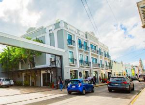 a blue car parked in front of a building at Hotel Nacional Merida in Mérida