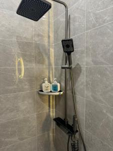 y baño con ducha con cabezal de ducha. en Bảo Ngọc Hotel, en Cao Lãnh