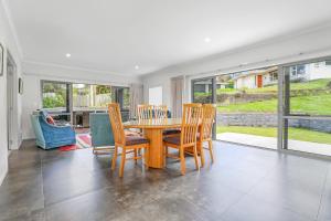 een eetkamer met een tafel en stoelen bij All Inn in Rotorua