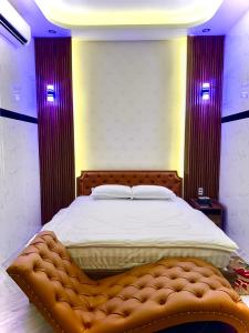 1 dormitorio con 1 cama grande con patas giratorias en Bảo Ngọc Hotel, en Cao Lãnh