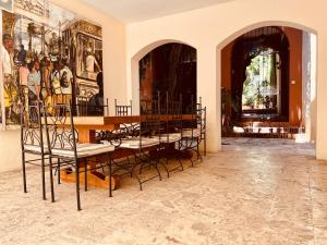 Habitación con sillas y pinturas en la pared. en Ermitage en Santo Domingo