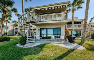 Casa con balcón y palmeras en Beachfront Aldea 11 en Clearwater Beach