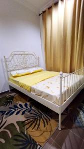 Posteľ alebo postele v izbe v ubytovaní RUMAH PANTAI HOMESTAY