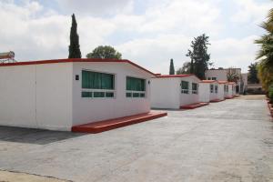 eine Reihe weißer Gebäude mit roten Dächern in der Unterkunft DUNAMIS HOTEL 