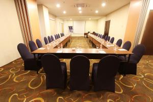 Der Geschäftsbereich oder Konferenzraum in der Unterkunft Namira Syariah Hotel Surabaya